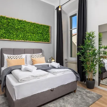 Apartament & One World *