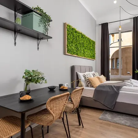 Apartament & One World *