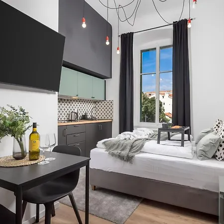 Apartament & One World *