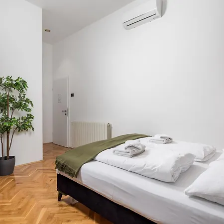Apartament & One World *