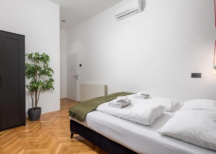 Apartman & One World *
